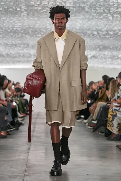 Look 13